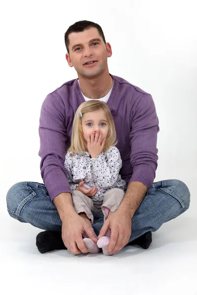 Vater saß mit Tochter zusammen — Stockfoto