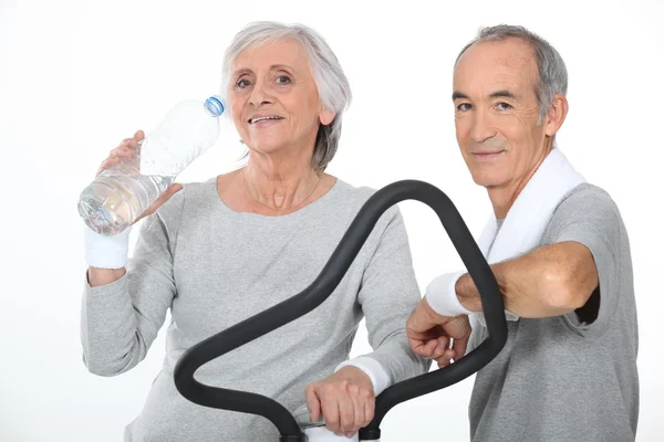 Elderly couple working out together in gym — Stock Photo, Image