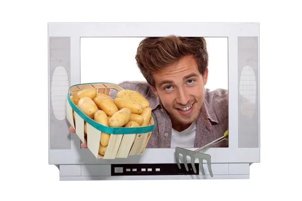 Αγόρι με καλάθι με πατάτες πίσω από την τηλεόραση πλαίσιο — Φωτογραφία Αρχείου