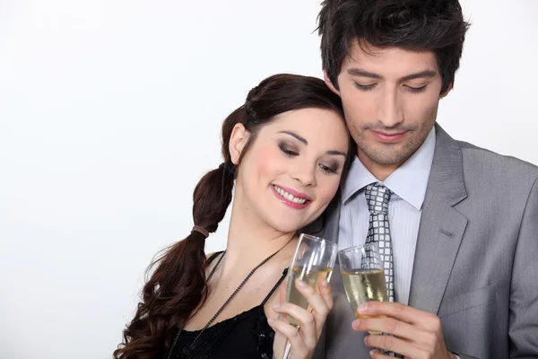 Casal comemorando noivado com champanhe — Fotografia de Stock
