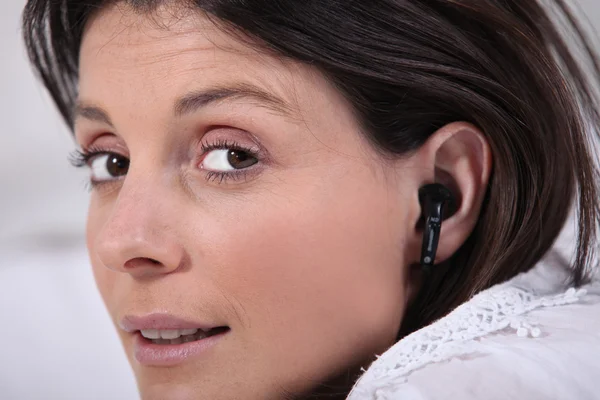 Žena nosit sluchátka — Stock fotografie