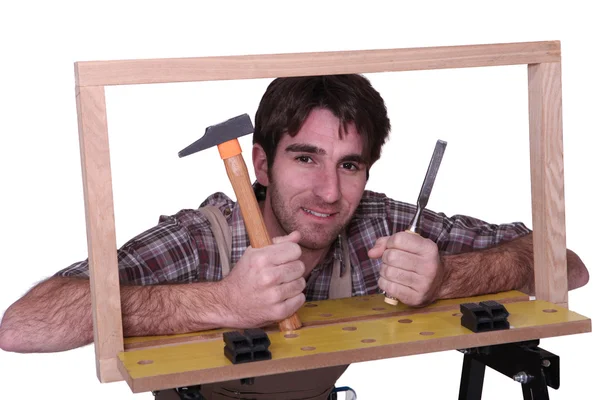 Un carpintero posando con herramientas — Foto de Stock