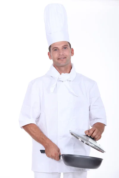 Chef-kok bezit een pan — Stockfoto