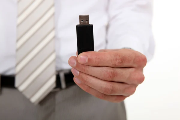 Бізнесмен тримає USB палицю — стокове фото