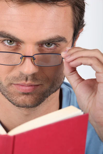 Closeup muže čtení knihy — Stock fotografie