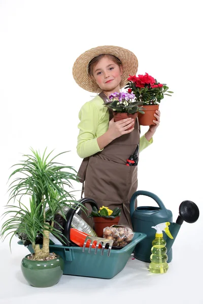 Petite fille avec des plantes — Photo