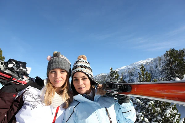 スキー旅行にガール フレンド — ストック写真