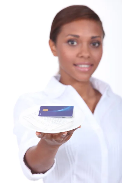 Kredi kartı geri bir garson tarafından teslim — Stok fotoğraf