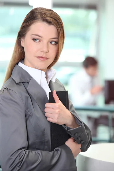 Affärskvinna som klänger på viktiga dokument — Stockfoto