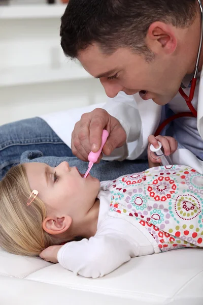 Lekarz sprawdzanie mało dziewczyn temperatury — Zdjęcie stockowe