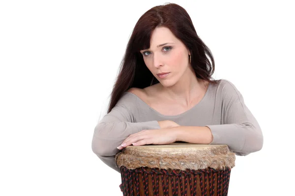 Una donna che suona il tamburo . — Foto Stock