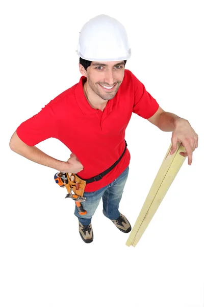 Carpintero casual con madera —  Fotos de Stock