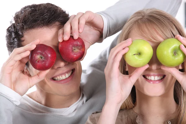 Homme et femme couvrant ses yeux de pommes — Photo