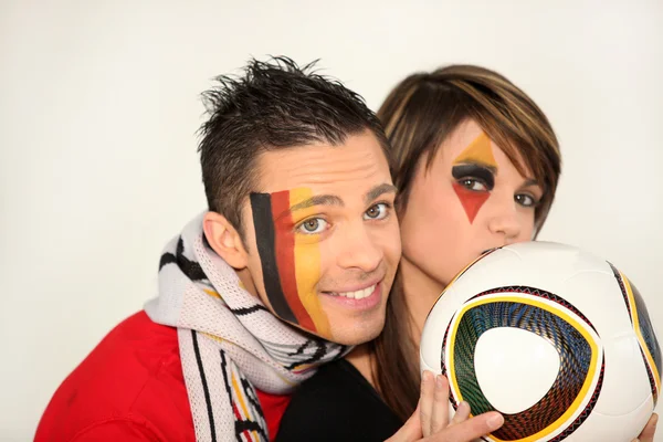 Casal alemão apoiando sua equipe nacional de futebol — Fotografia de Stock
