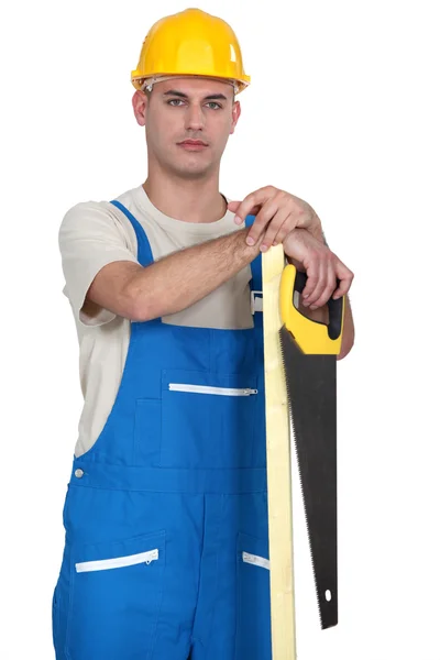 Builder with timber and a saw — Stock Photo, Image