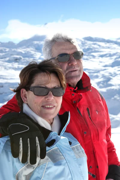 Reifes Ski-Paar — Stockfoto