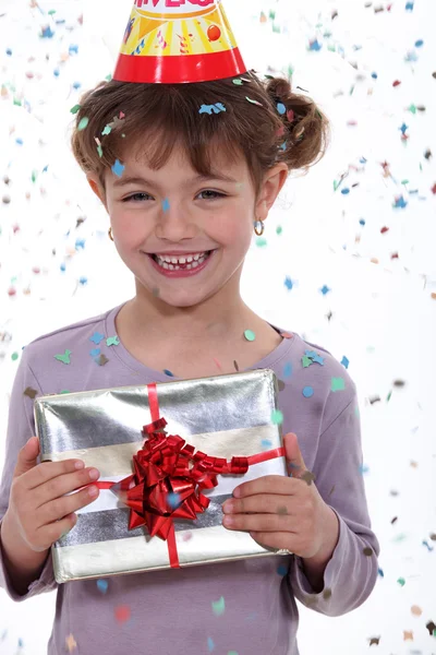 Kleines Mädchen erhält Geburtstagsgeschenk — Stockfoto
