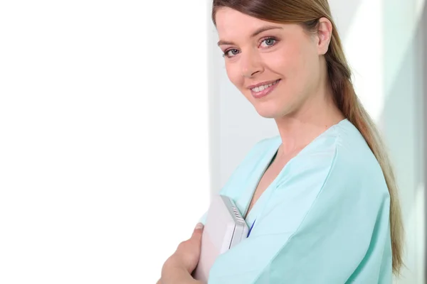 Sjuksköterska med en laptop i armarna — Stockfoto