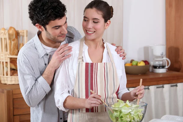 Casal preparando uma salada juntos — Fotografia de Stock