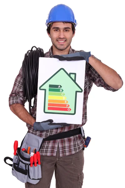 Electricista con tarjeta de calificación energética — Foto de Stock