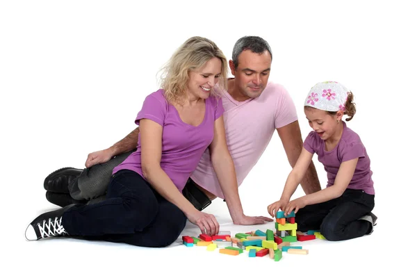 Los padres y la hija jugando edificio juego — Foto de Stock