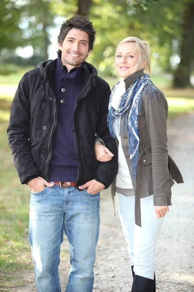 Couple walking in the park — Stock Photo, Image
