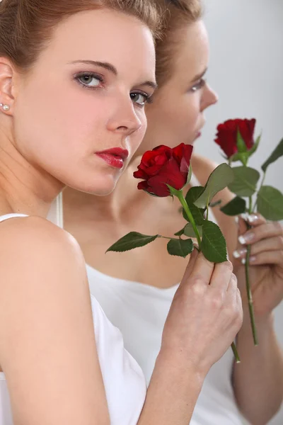 一朵红玫瑰的女人 — 图库照片