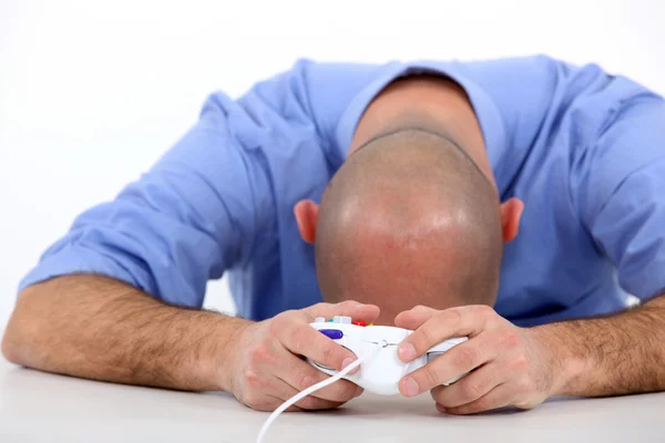 Hombre estresado jugando videojuego — Foto de Stock