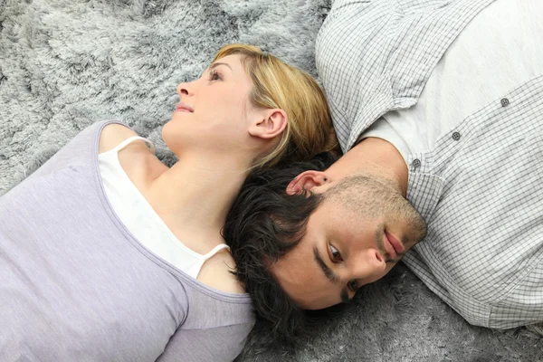 Par liggande på matta — Stockfoto