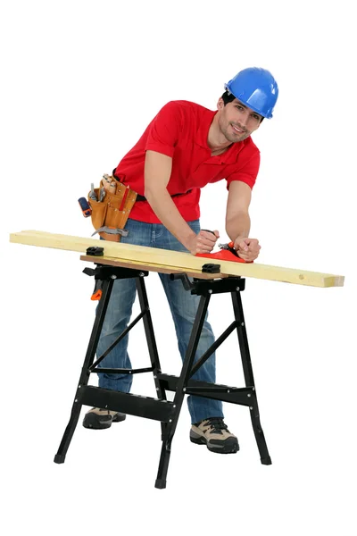木の板に取り組んでいる職人 — ストック写真