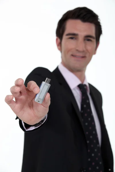 Um empresário entregando uma chave USB . — Fotografia de Stock