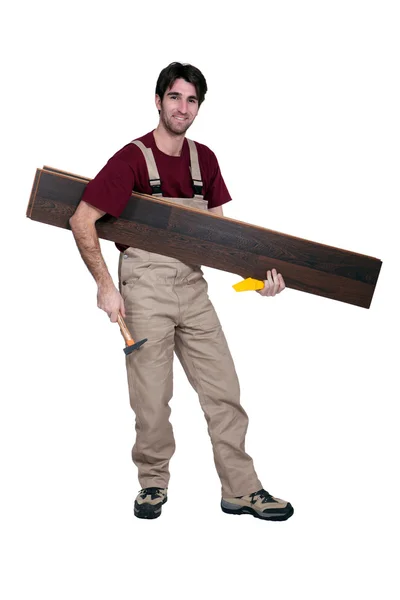 Arbeiter trägt Bodenbelag — Stockfoto