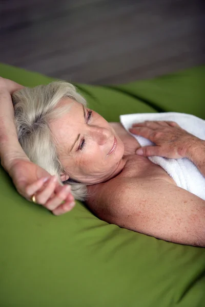 Yaşlı kadın rahatlatıcı Teras — Stok fotoğraf