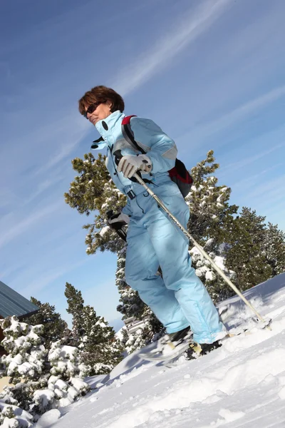 Mulher esquiando downhill — Fotografia de Stock