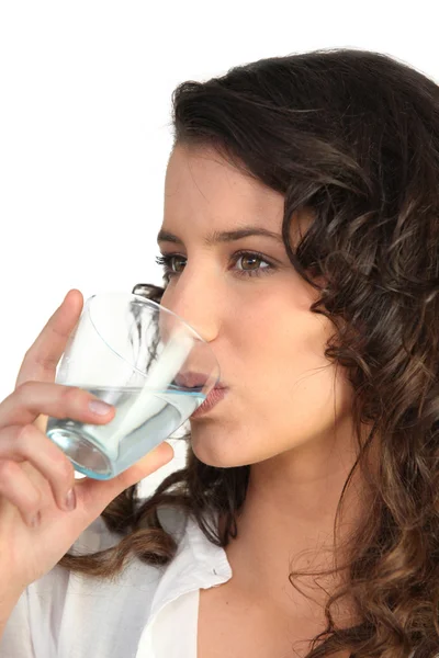 Jeune femme eau potable — Photo