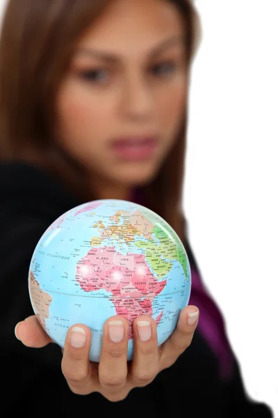 Geschäftsfrau mit Globus — Stockfoto