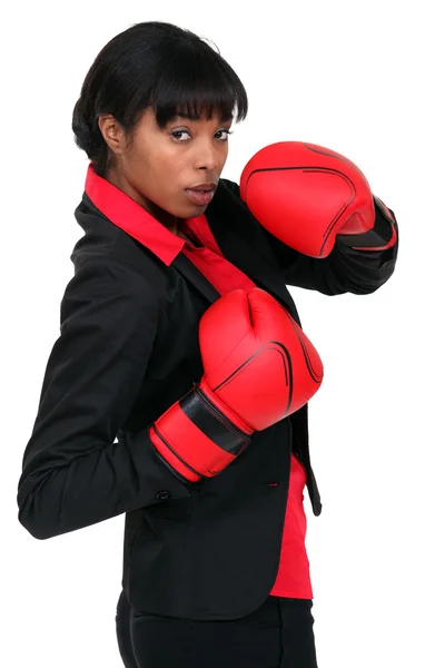Mulher de negócios em luvas de boxe — Fotografia de Stock