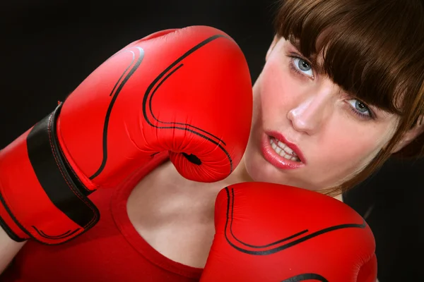 Preciosa mujer con guantes de boxeo —  Fotos de Stock