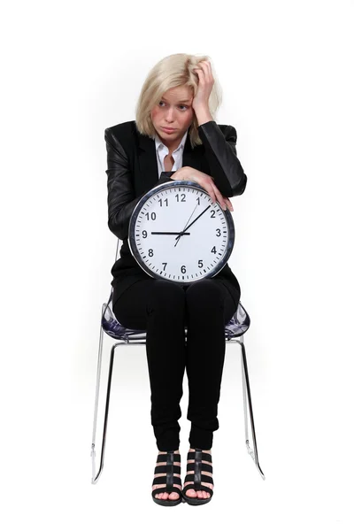 Депрессивная деловая женщина с часами — стоковое фото