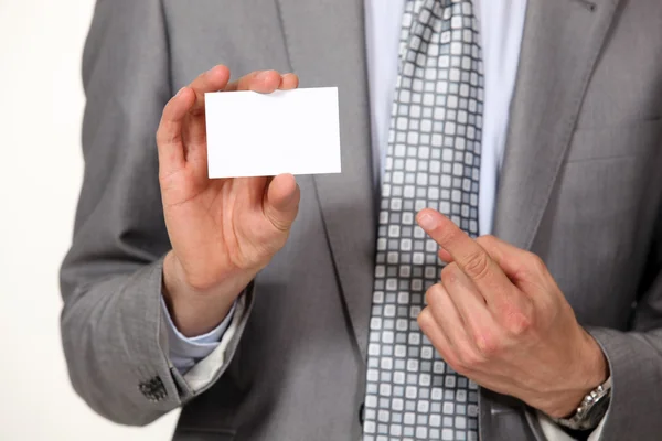 Uma foto recortada de um homem de negócios mostrando seu cartão . — Fotografia de Stock