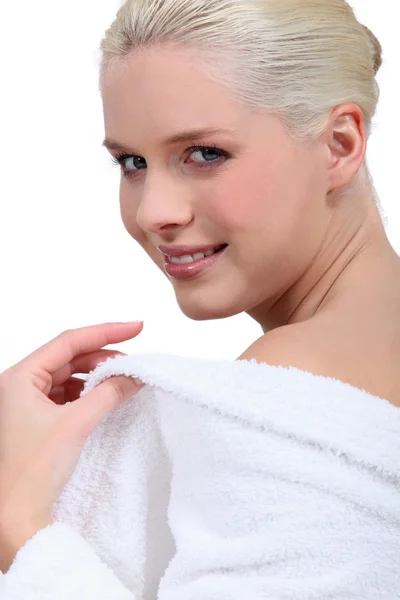 Blonde vrouw in badjas — Stockfoto