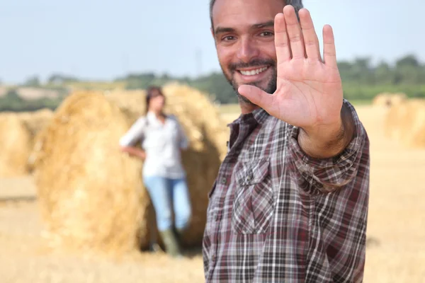 Couple on agricultural land — Stock Photo, Image