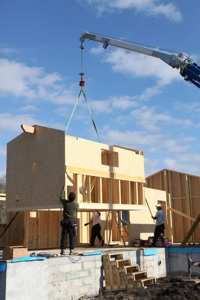 Handwerker bauen Holzhaus — Stockfoto