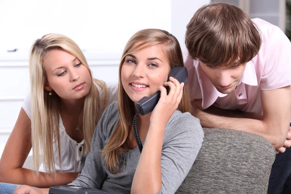 Adolescentes ao telefone — Fotografia de Stock