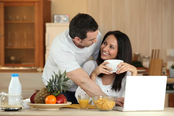Couple ahving breakgfast before going to work — Stock Photo, Image