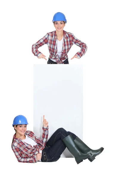 青いハード帽子と陽気な女の子の二人組 — ストック写真