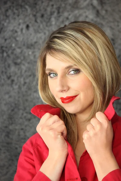 Baştan çıkarıcı blond kırmızı dudak-sopa giyiyor — Stok fotoğraf