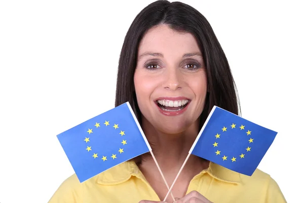 Bruna bruna brandendo bandiere europee — Foto Stock