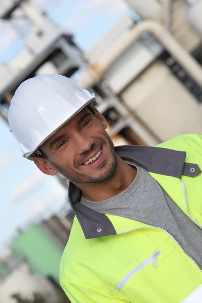 Trabalhador da construção em uma jaqueta reflexiva — Fotografia de Stock