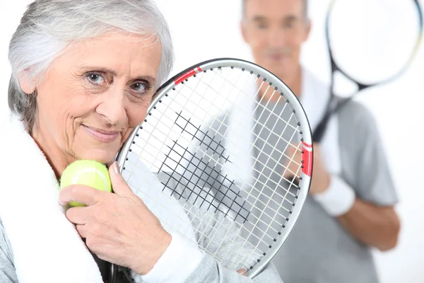 Coppia anziana che gioca a tennis — Foto Stock